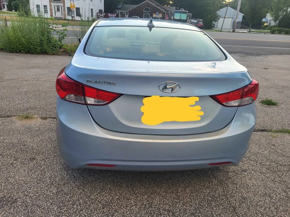 2012 Hyundai Elantra - Image 8 of 17
