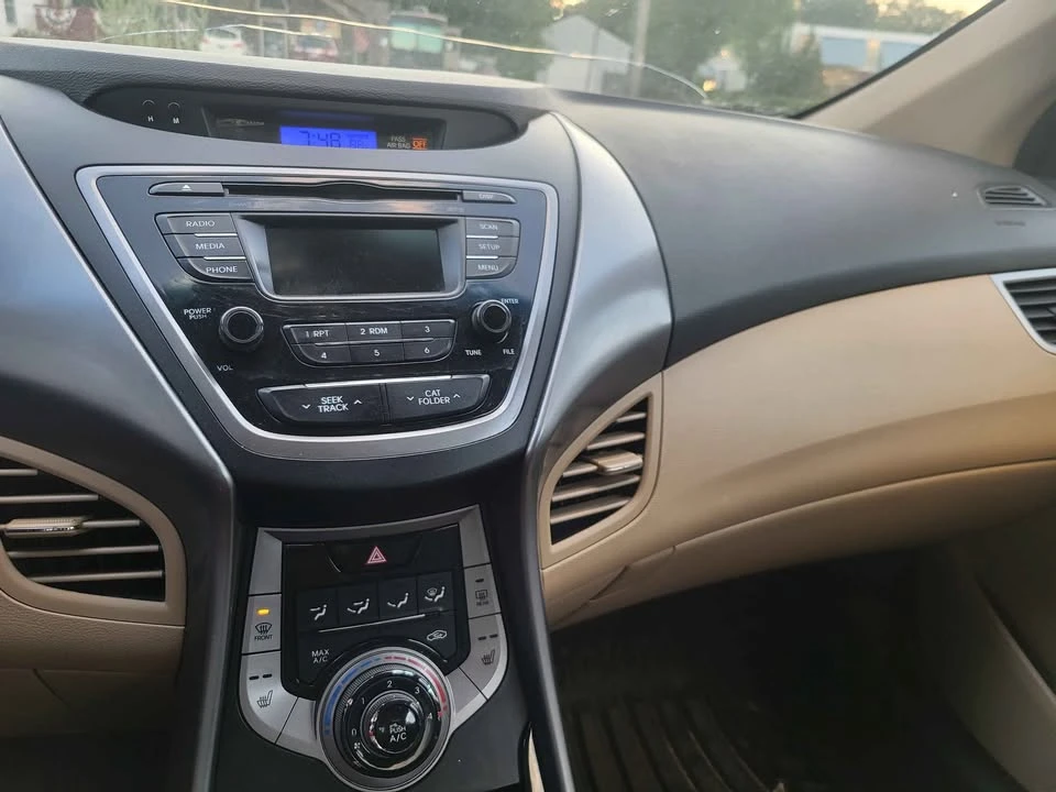 2012 Hyundai Elantra - Image 13 of 17