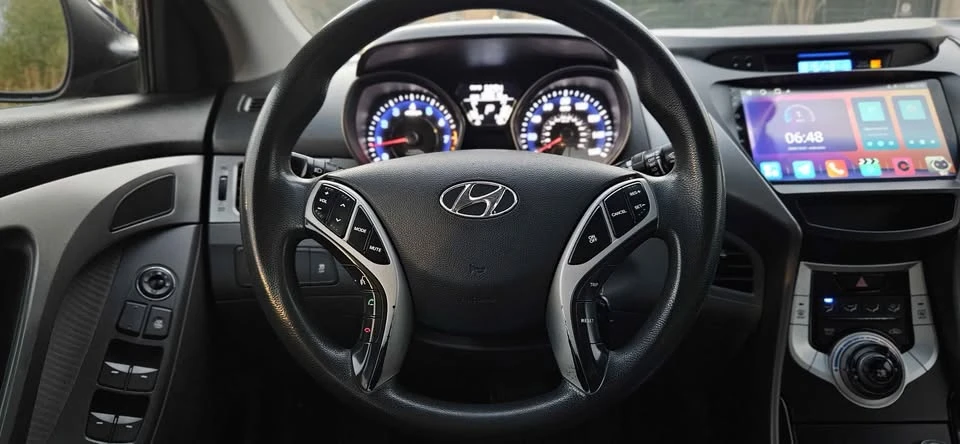 2012 Hyundai Elantra - Image 10 of 17