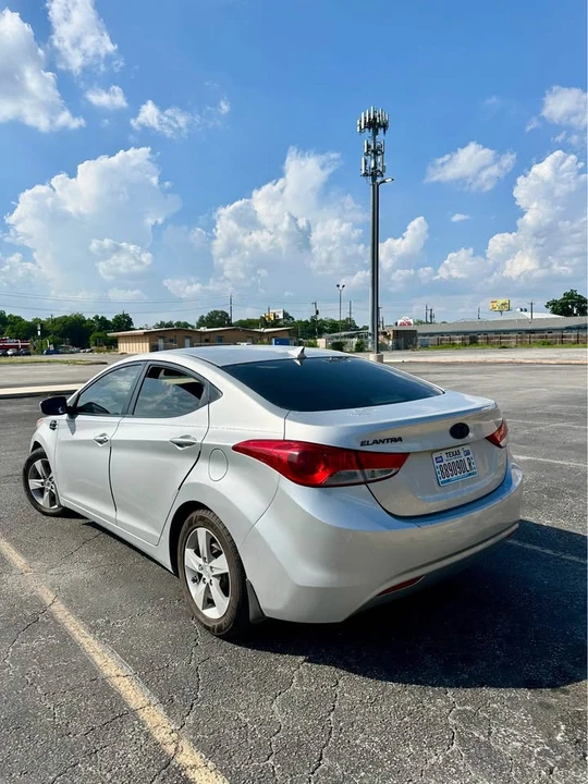 2012 Hyundai Elantra - Image 4 of 8