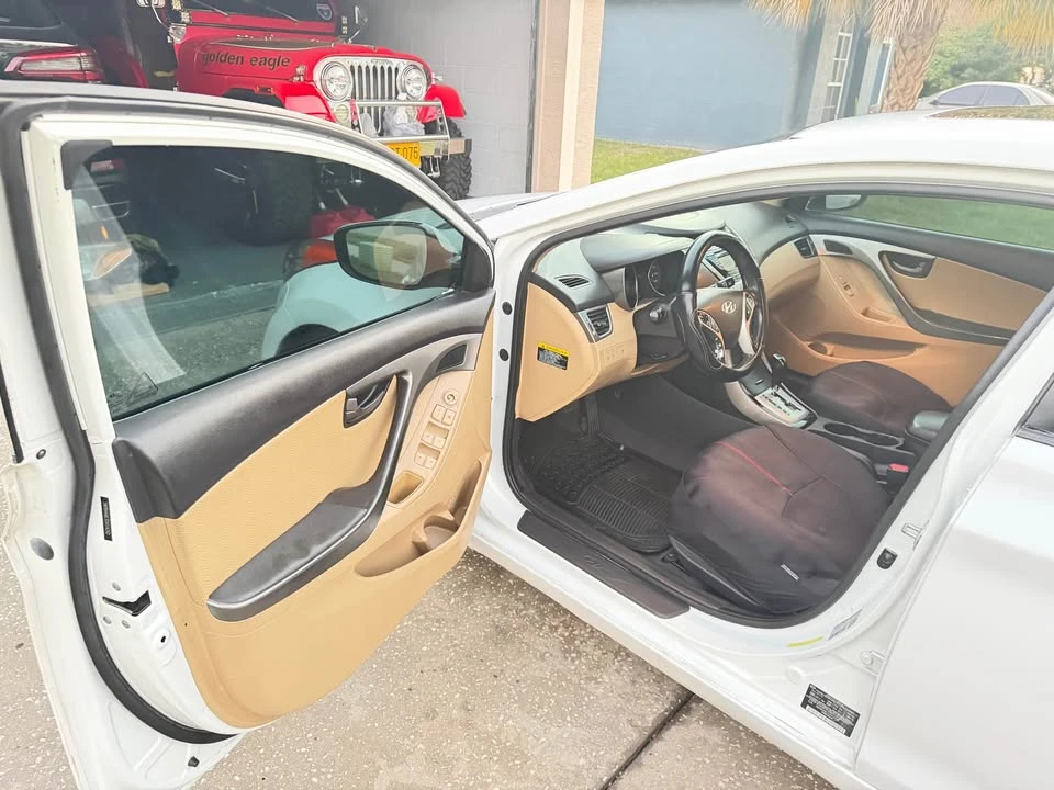2012 Hyundai Elantra - Image 10 of 11