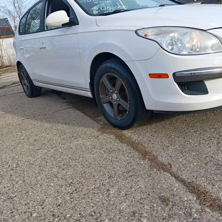2012 Hyundai Elantra - Image 2 of 10