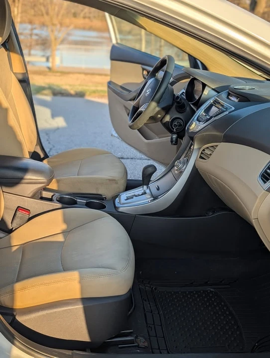2012 Hyundai Elantra - Image 10 of 16