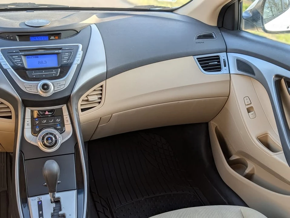2012 Hyundai Elantra - Image 11 of 16