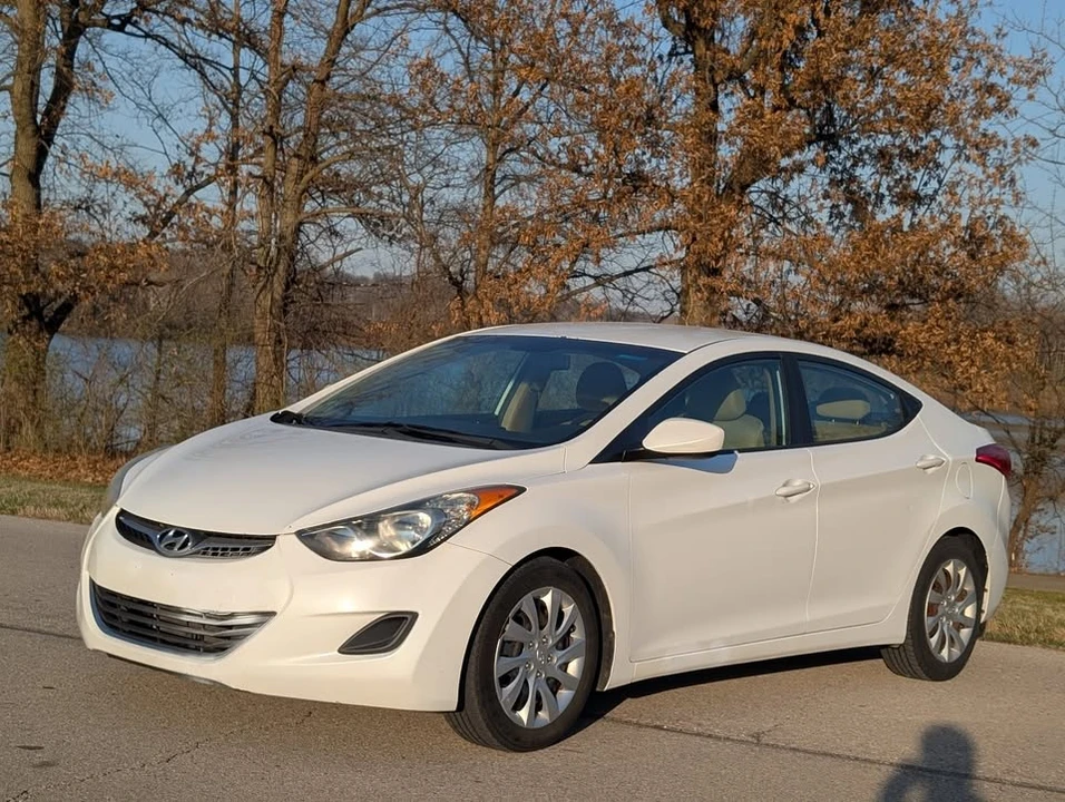 2012 Hyundai Elantra - Image 8 of 16