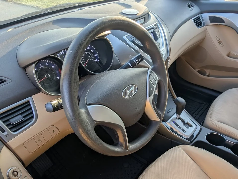 2012 Hyundai Elantra - Image 15 of 16