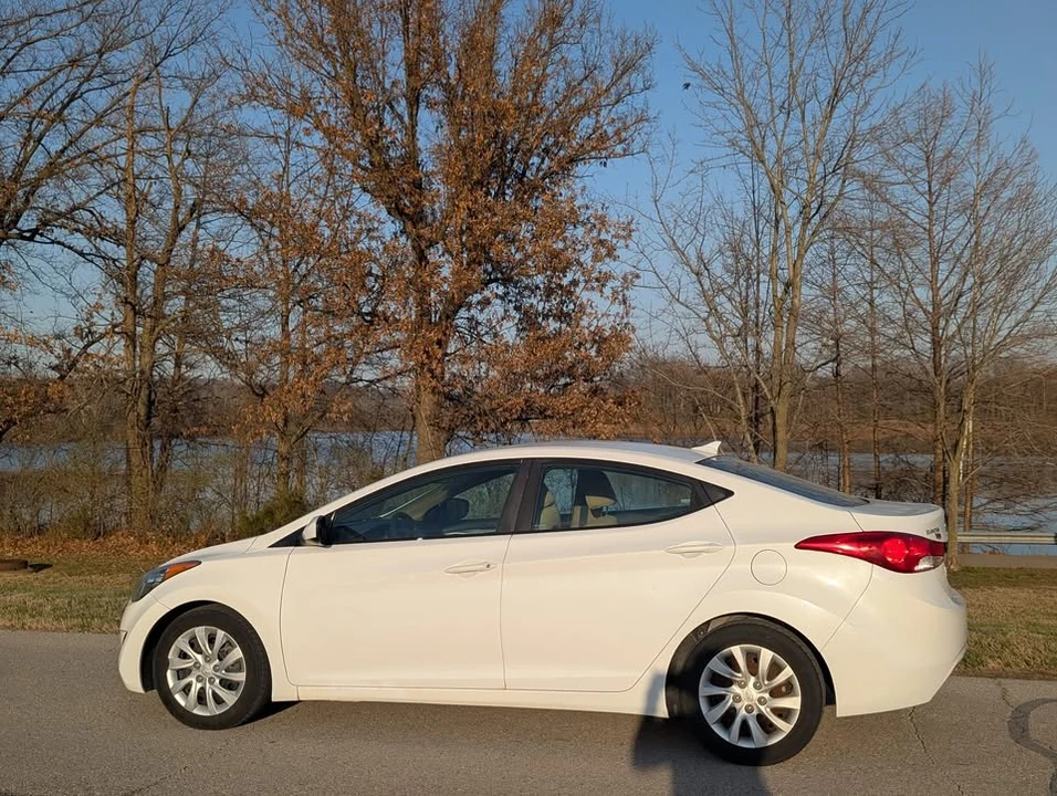 2012 Hyundai Elantra - Image 2 of 16