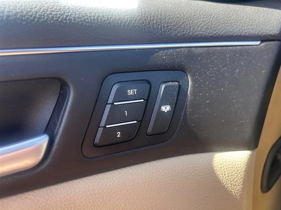 2012 Hyundai Genesis - Image 17 of 20