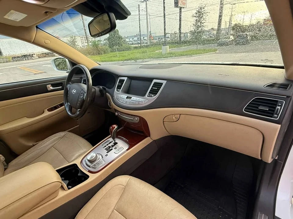 2012 Hyundai Genesis - Image 9 of 17