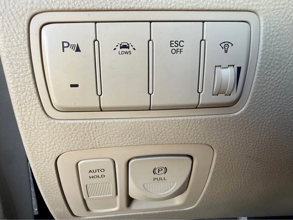 2012 Hyundai Genesis - Image 11 of 20