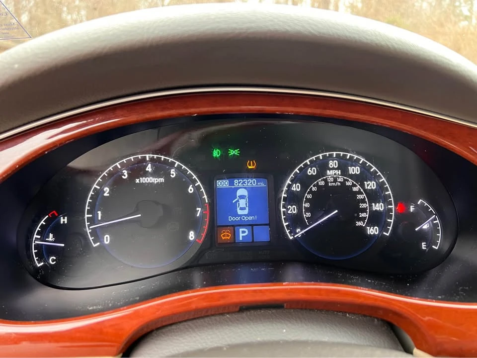 2012 Hyundai Genesis - Image 12 of 15