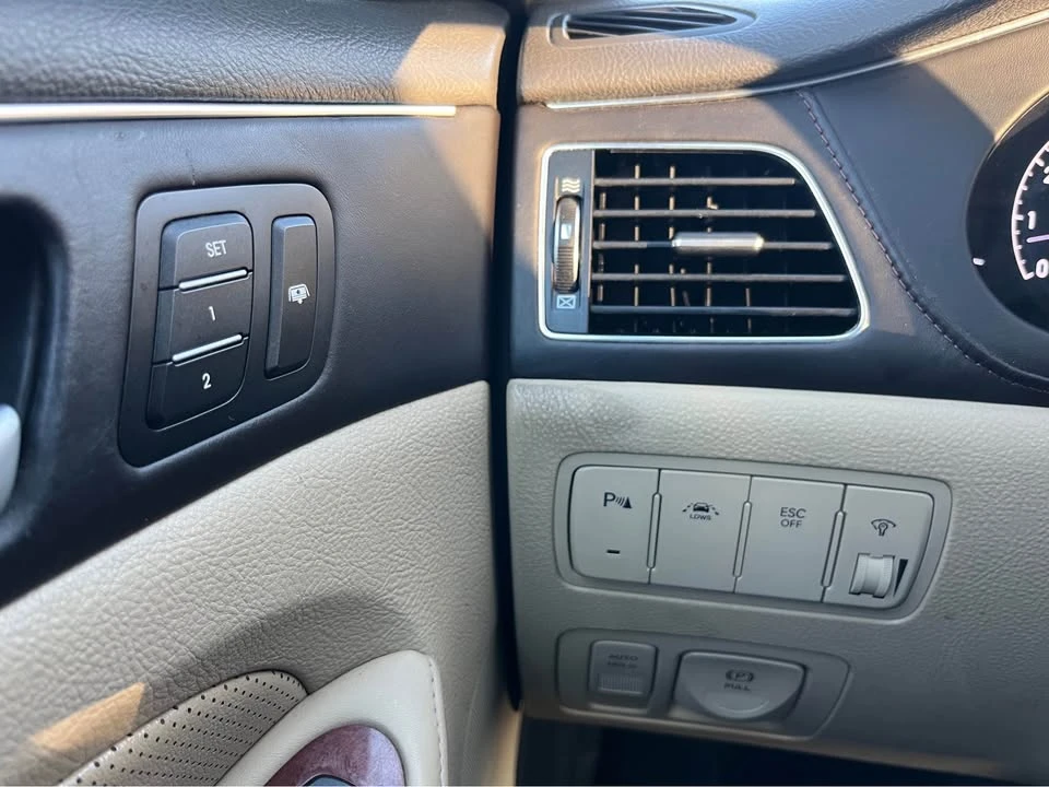 2012 Hyundai Genesis - Image 16 of 17