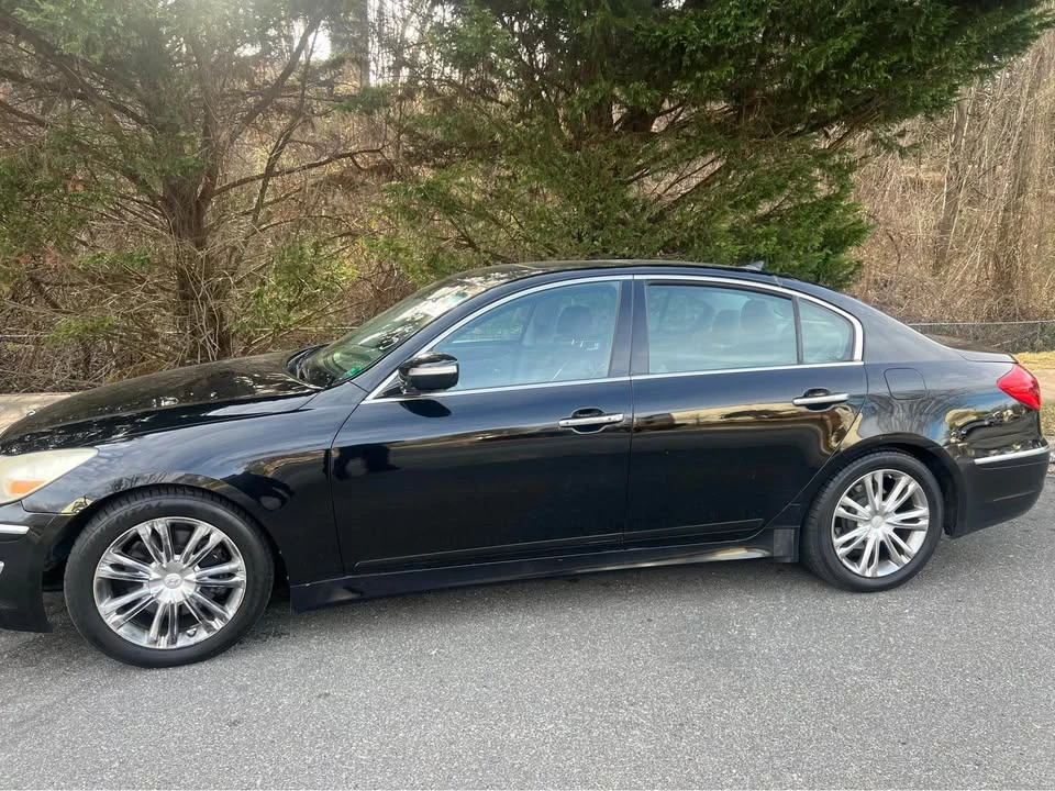 2012 Hyundai Genesis - Image 5 of 10
