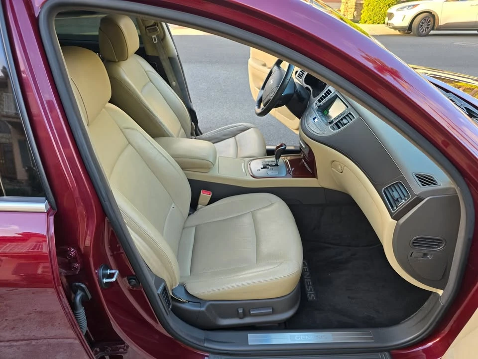 2012 Hyundai Genesis - Image 15 of 20