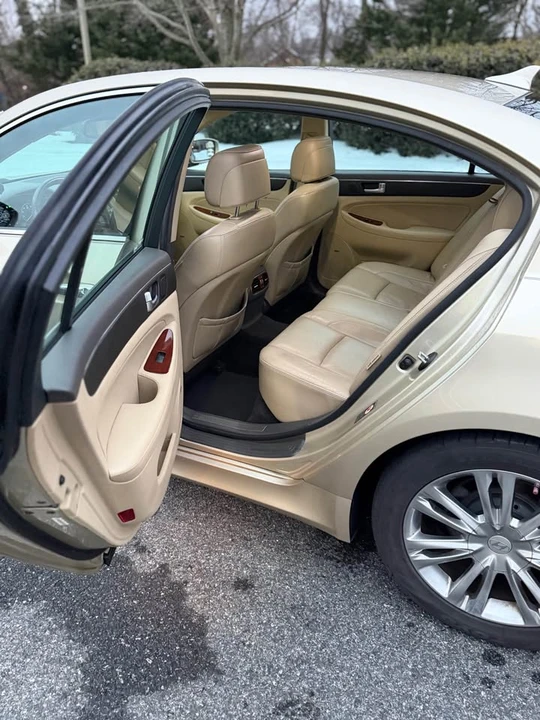 2012 Hyundai Genesis - Image 10 of 17