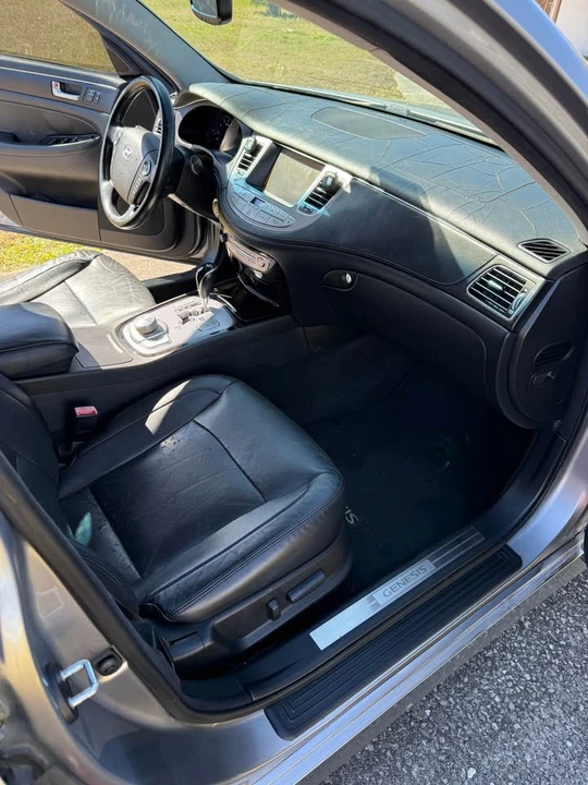 2012 Hyundai Genesis - Image 7 of 15