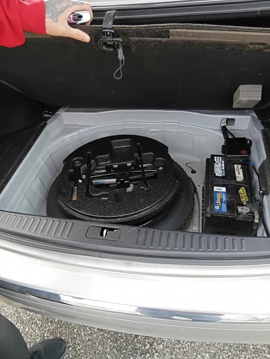 2012 Hyundai Genesis - Image 17 of 19