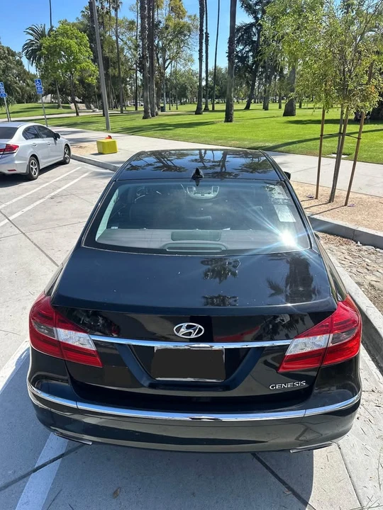 2012 Hyundai Genesis - Image 5 of 10