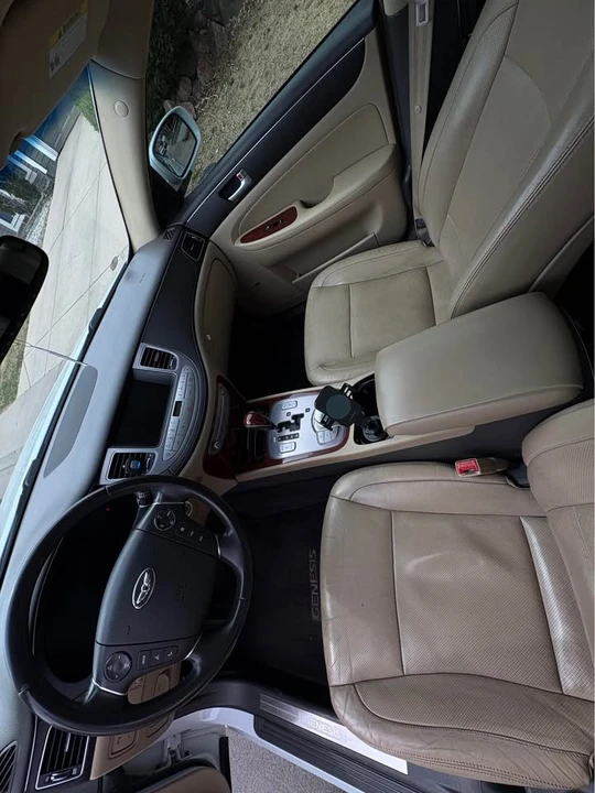 2012 Hyundai Genesis - Image 7 of 10