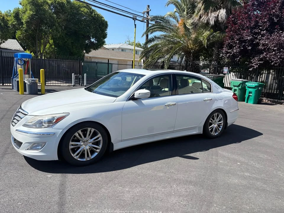 2012 Hyundai Genesis - Image 5 of 12