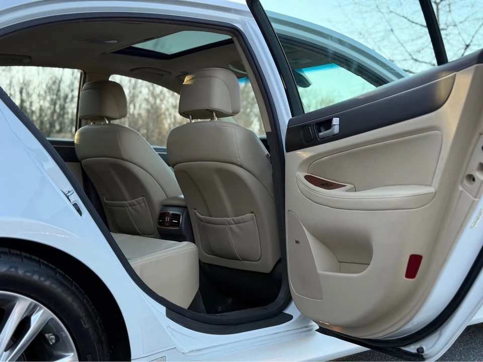 2012 Hyundai Genesis - Image 11 of 18