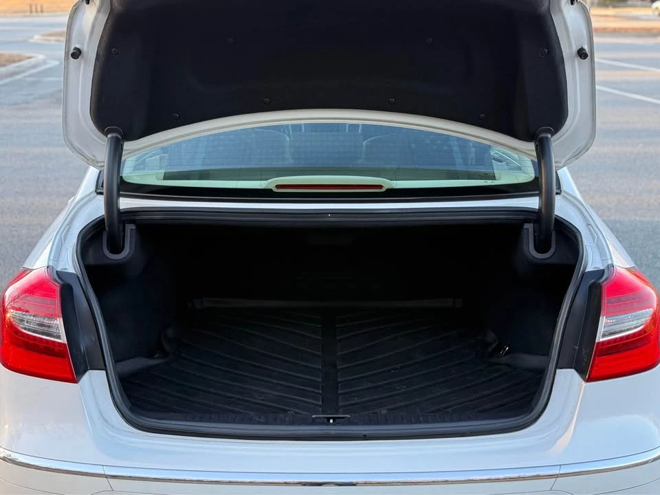 2012 Hyundai Genesis - Image 9 of 18