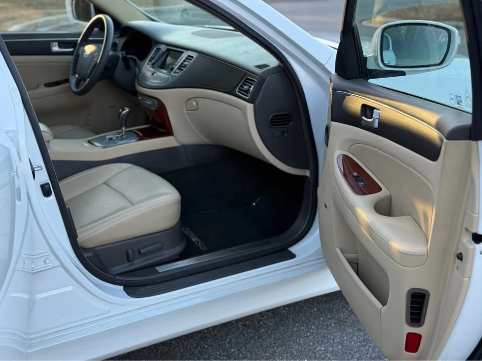 2012 Hyundai Genesis - Image 15 of 18