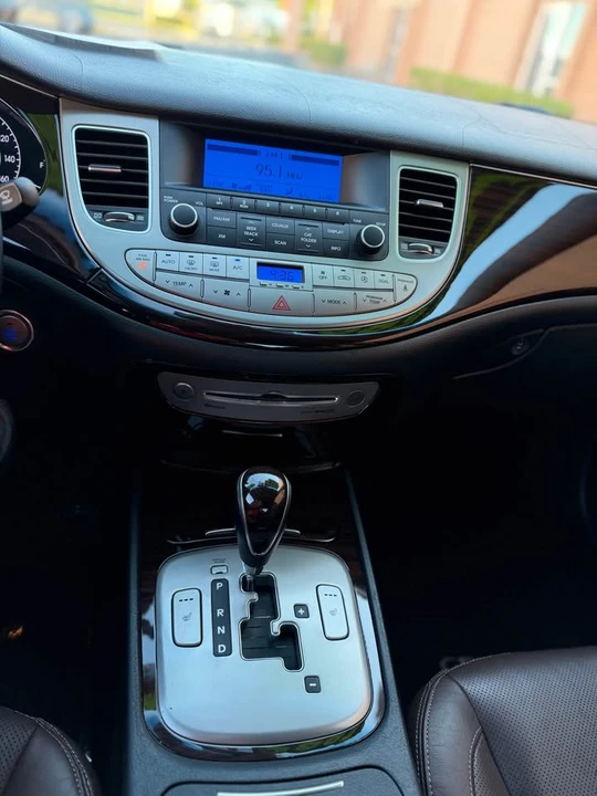 2012 Hyundai Genesis - Image 16 of 20