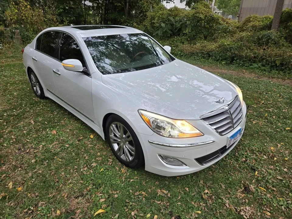 2012 Hyundai Genesis - Image 13 of 17