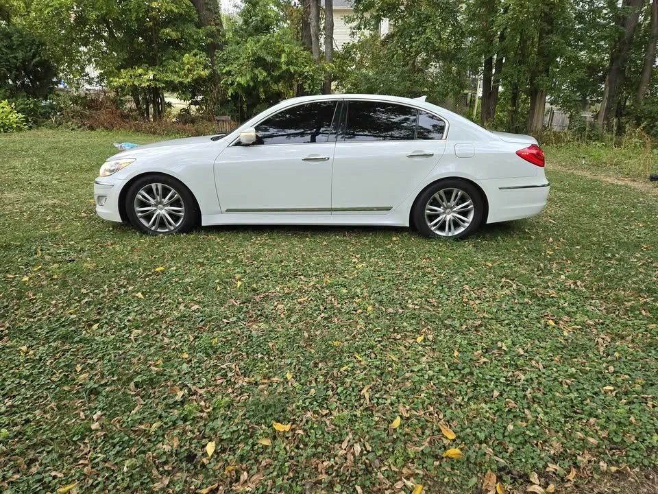 2012 Hyundai Genesis - Image 12 of 17