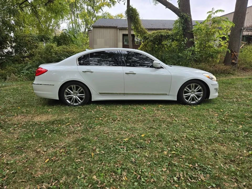 2012 Hyundai Genesis - Image 11 of 17