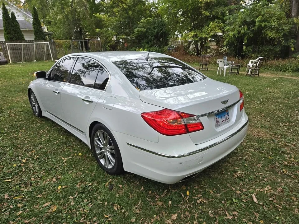 2012 Hyundai Genesis - Image 16 of 17