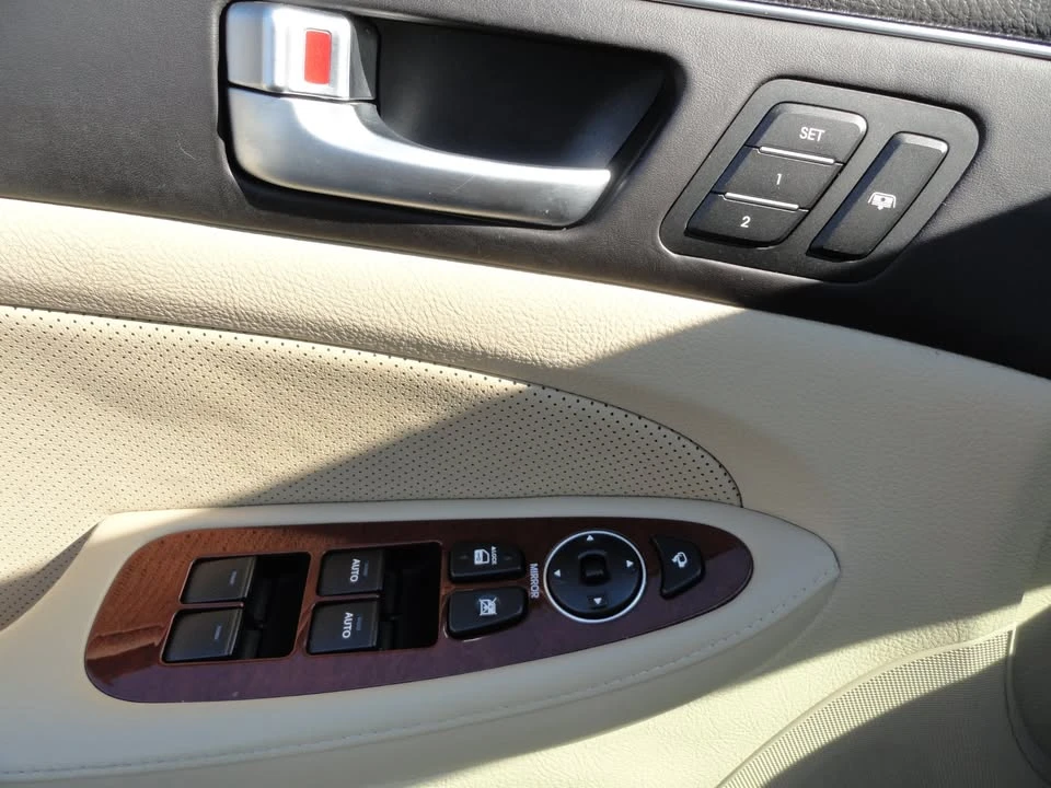 2012 Hyundai Genesis - Image 12 of 17