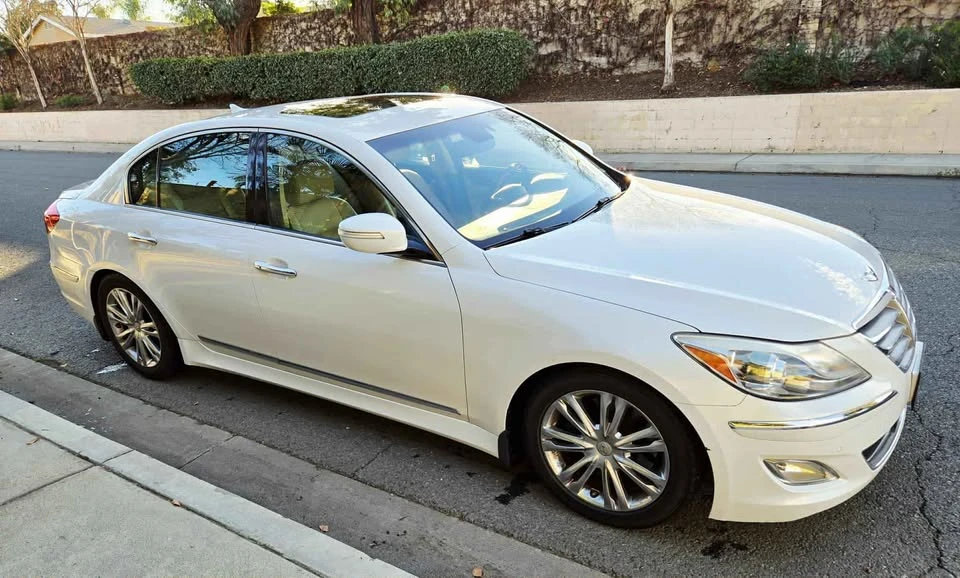 2012 Hyundai Genesis - Image 2 of 15
