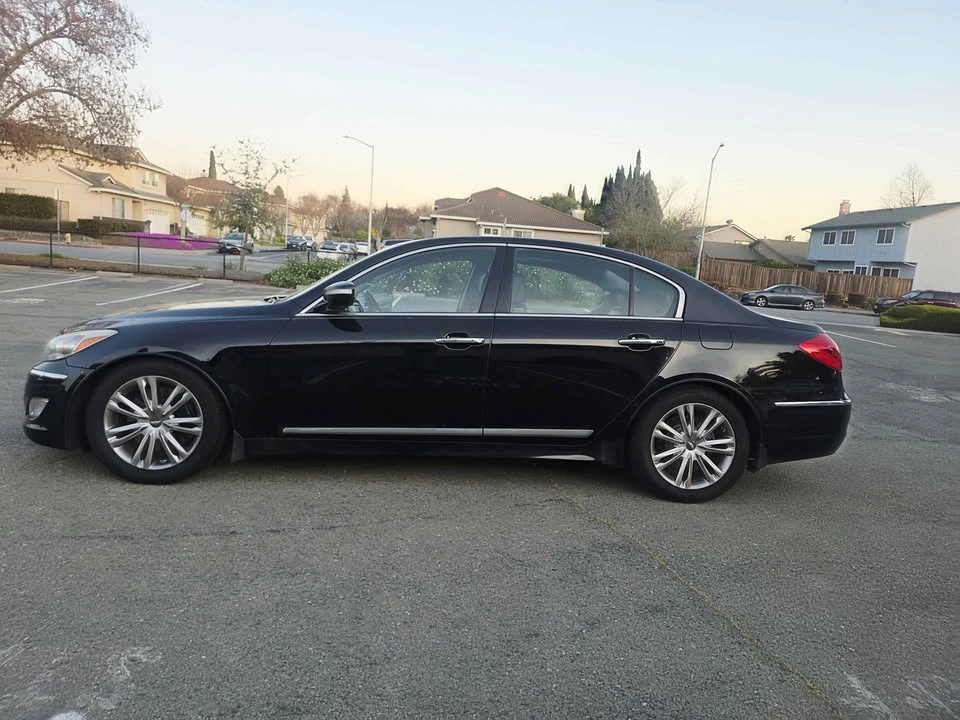 2012 Hyundai Genesis - Image 10 of 15