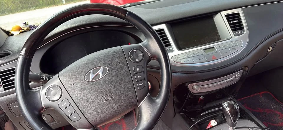 2012 Hyundai Genesis - Image 8 of 10