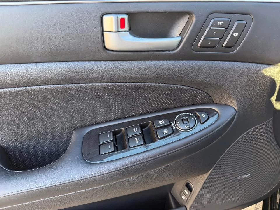 2012 Hyundai Genesis - Image 17 of 18