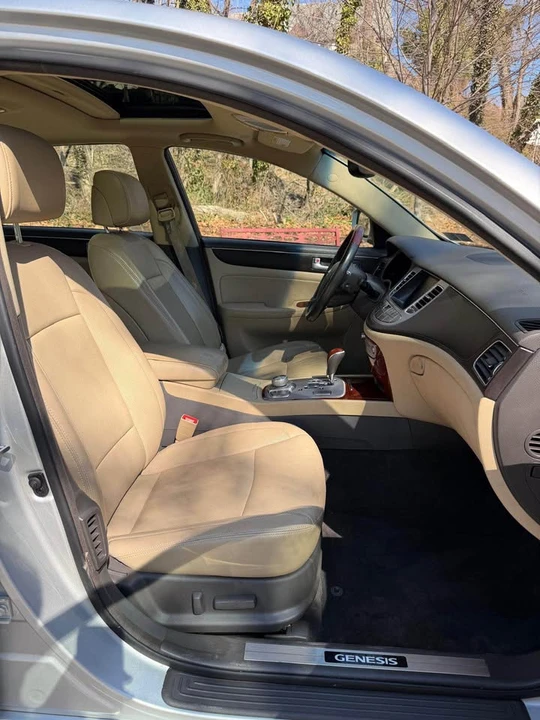 2012 Hyundai Genesis - Image 11 of 17