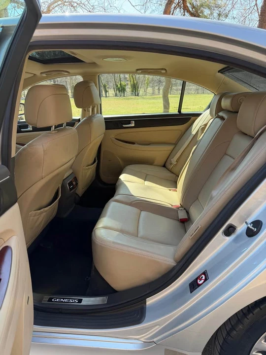 2012 Hyundai Genesis - Image 12 of 17