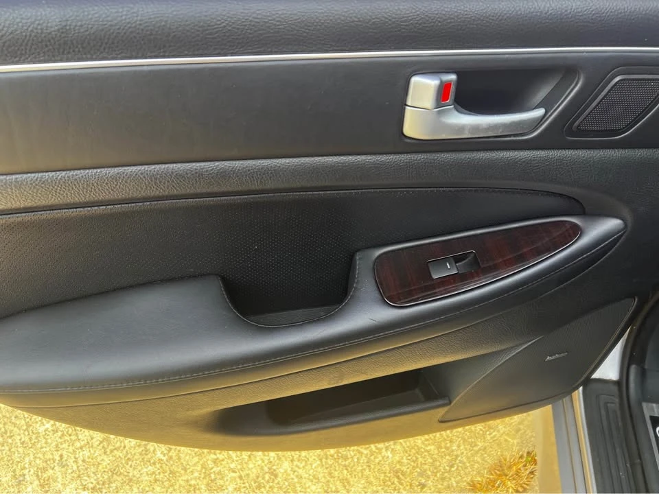 2012 Hyundai Genesis - Image 6 of 8