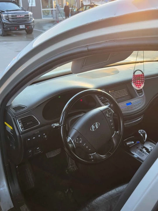 2012 Hyundai Genesis - Image 14 of 20