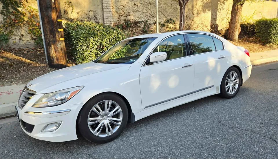2012 Hyundai Genesis - Image 2 of 15