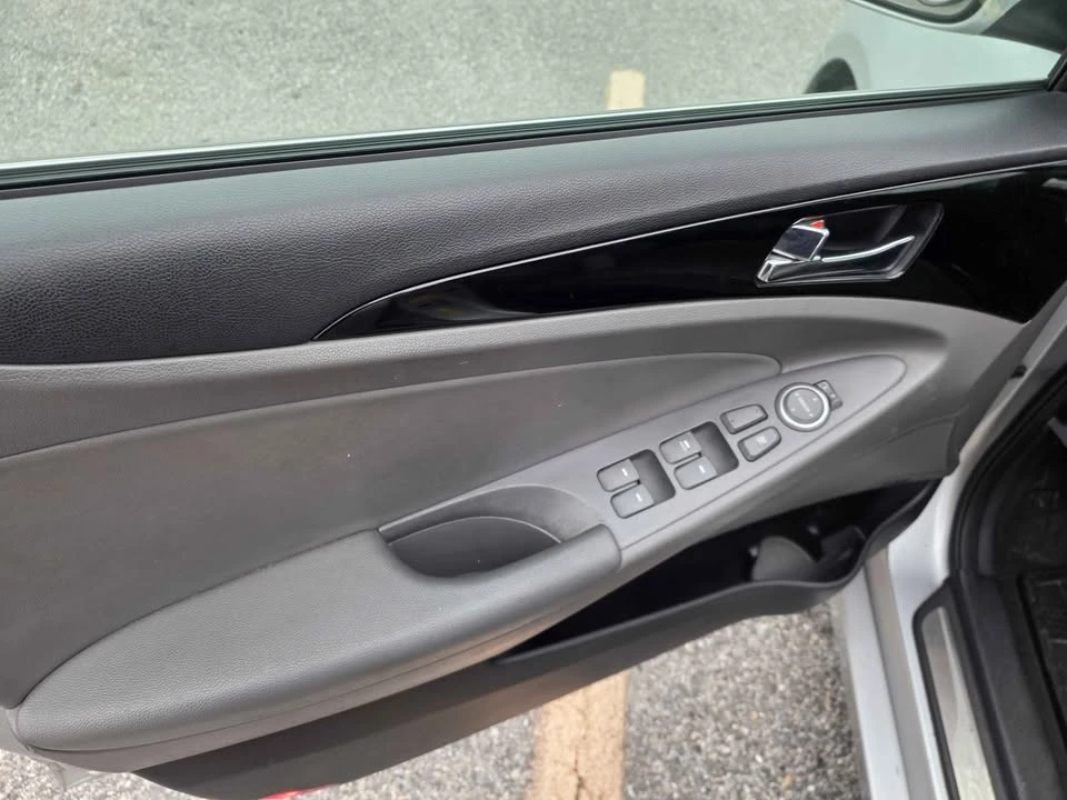 2012 Hyundai Sonata - Image 12 of 17