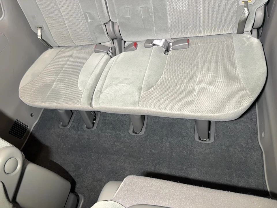 2012 Kia Carnival - Image 10 of 16