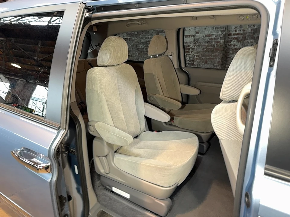 2012 Kia Carnival - Image 11 of 16