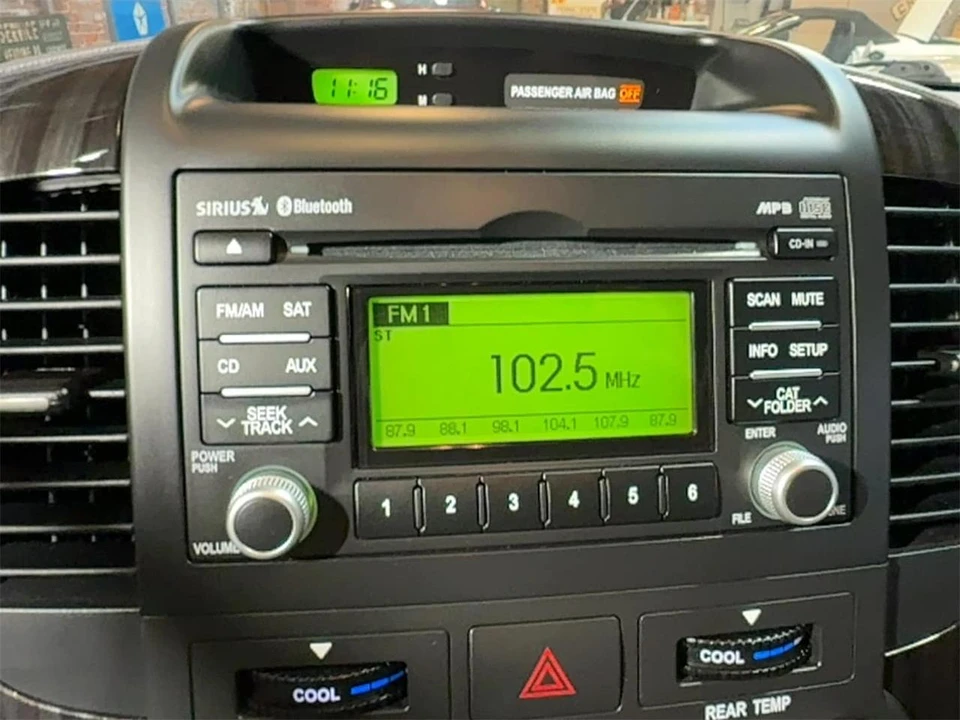 2012 Kia Carnival - Image 26 of 31