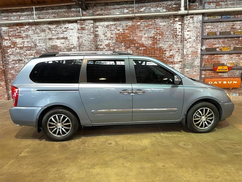 2012 Kia Carnival - Image 2 of 31