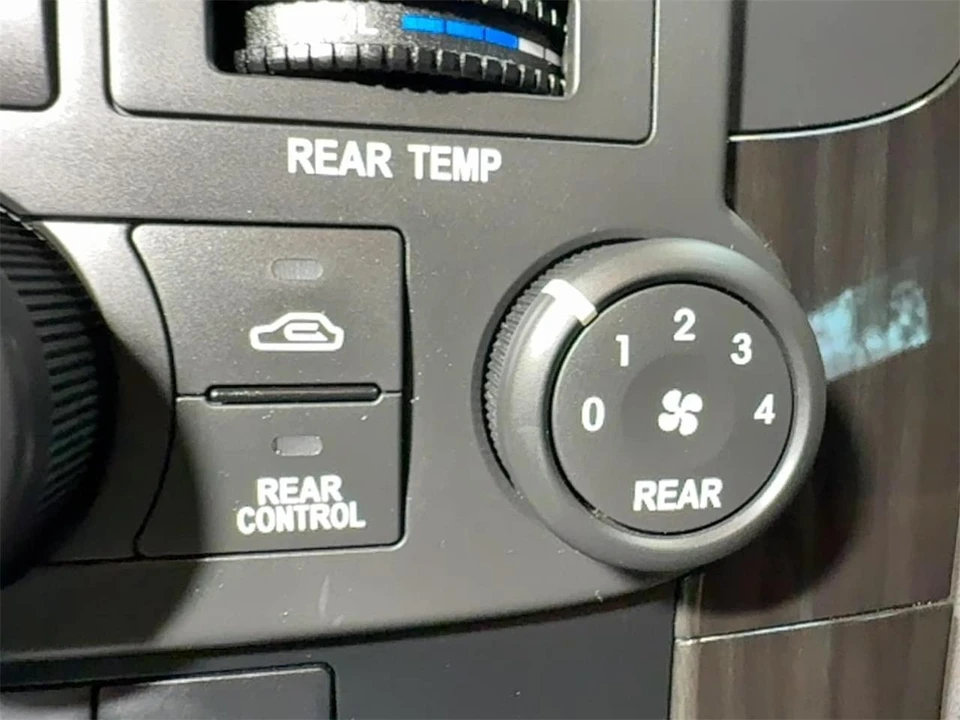 2012 Kia Carnival - Image 28 of 31