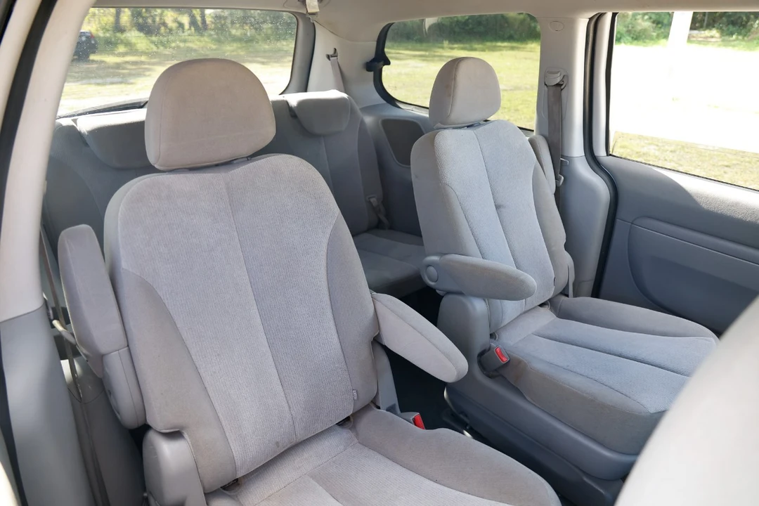 2012 Kia Carnival - Image 12 of 12