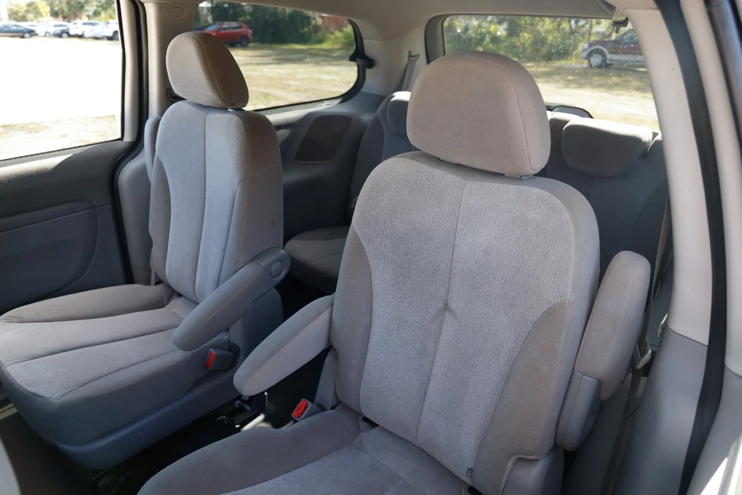 2012 Kia Carnival - Image 8 of 12